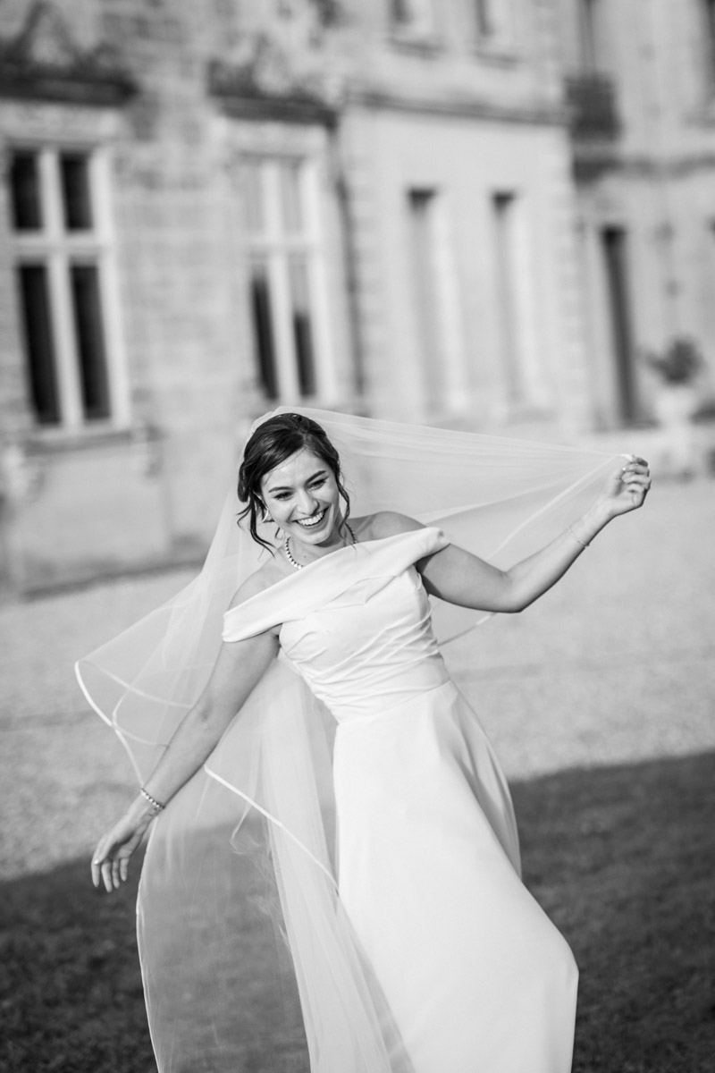 mariage au château la Chèze à Floirac près de Bordeaux séance de couple fun et en mouvement