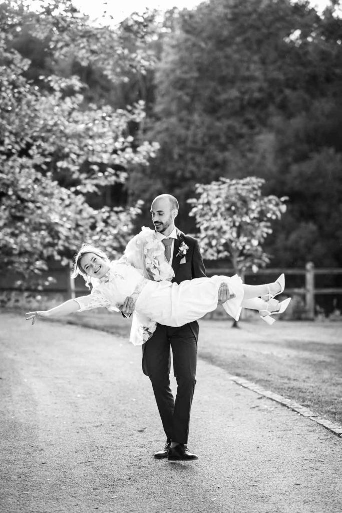 séance de couple dynamique et détendue lors d'un mariage au domaine de la Dame Blanche