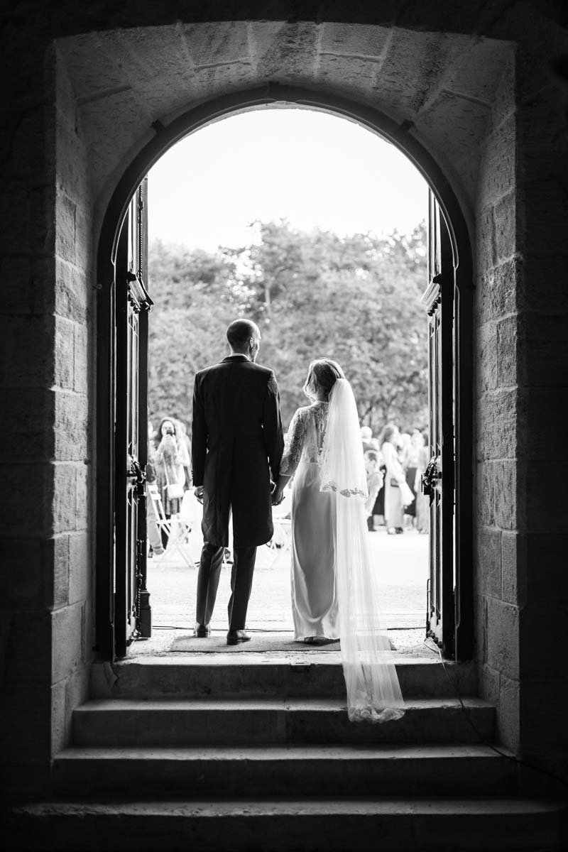 mariage au domaine de la Dame Blanche les mariés observent leurs invités