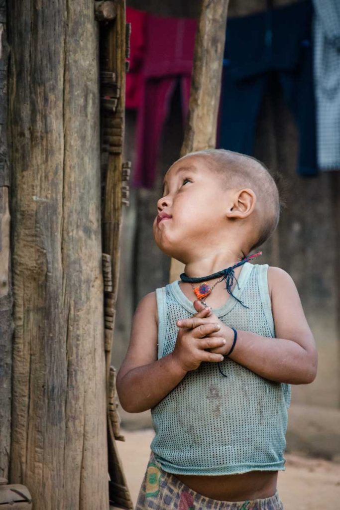 petit garçon au Laos qui regarde vers ses parents