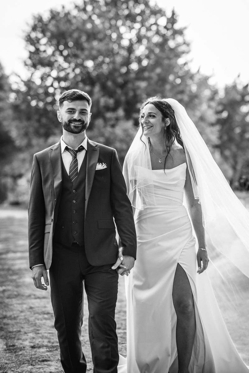 photo des mariés pendant leur mariage en Charente