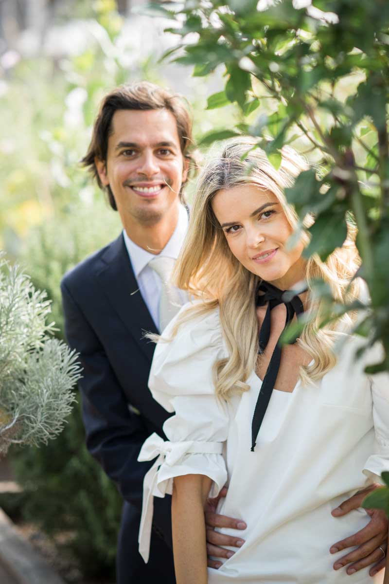 pose naturelle des mariés pendant la séance de couple de leur mariage