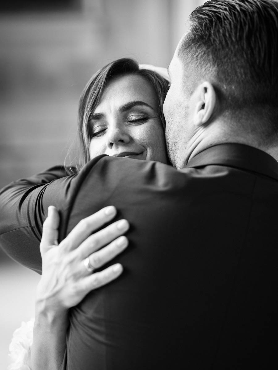 les mariés s'enlacent après la cérémonie laïque de leur mariage