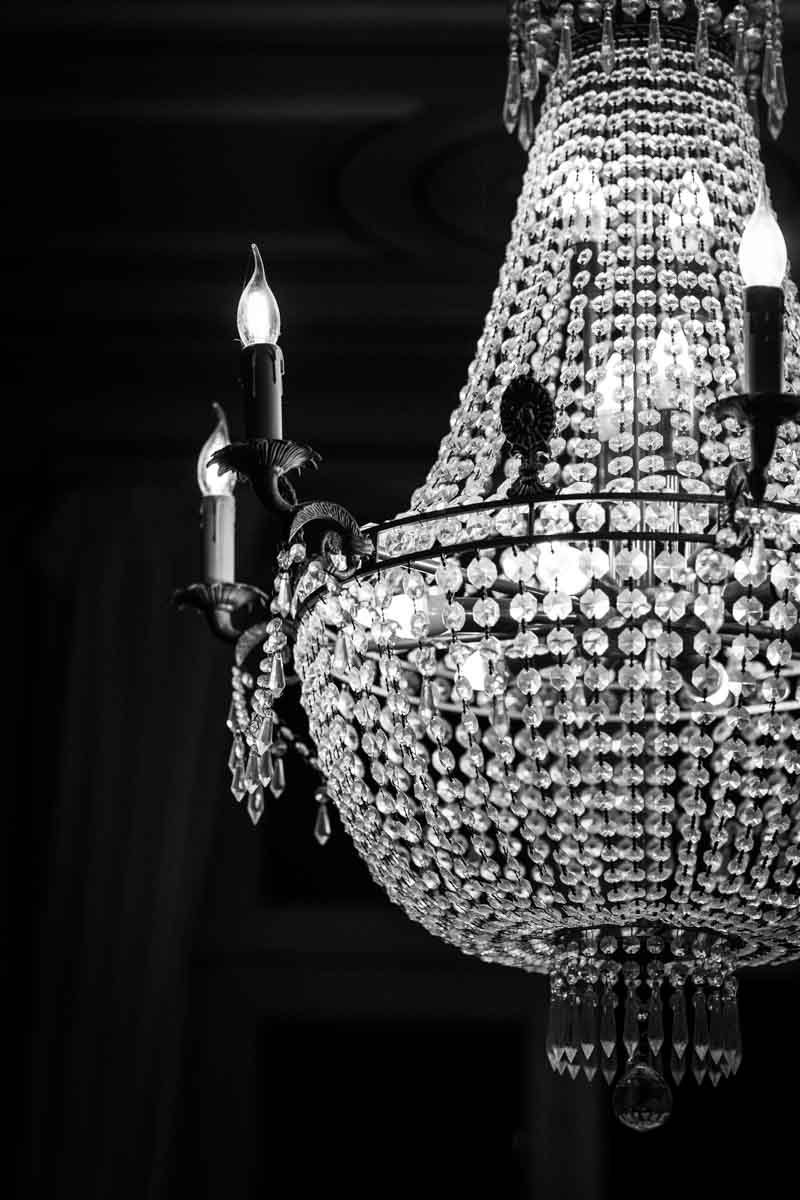 photo de soirée d'un mariage un magnifique lustre est éclairé