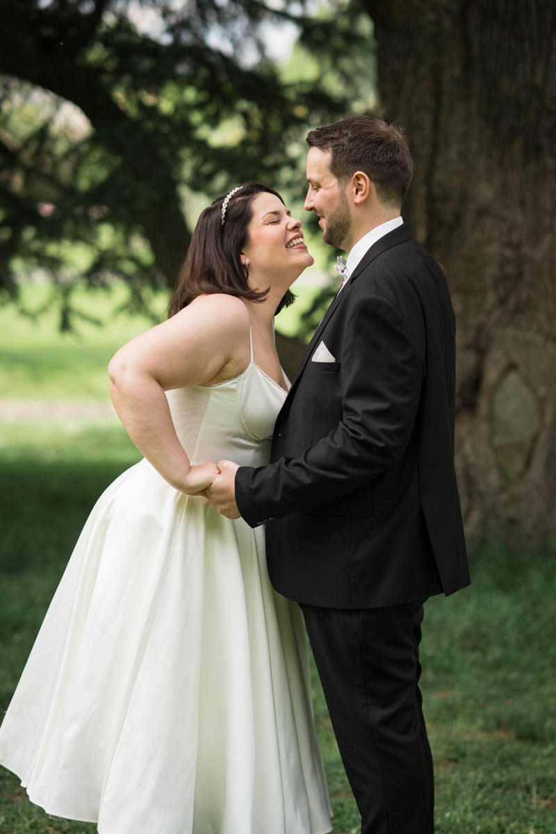 séance de photos de couple pendant leur mariage