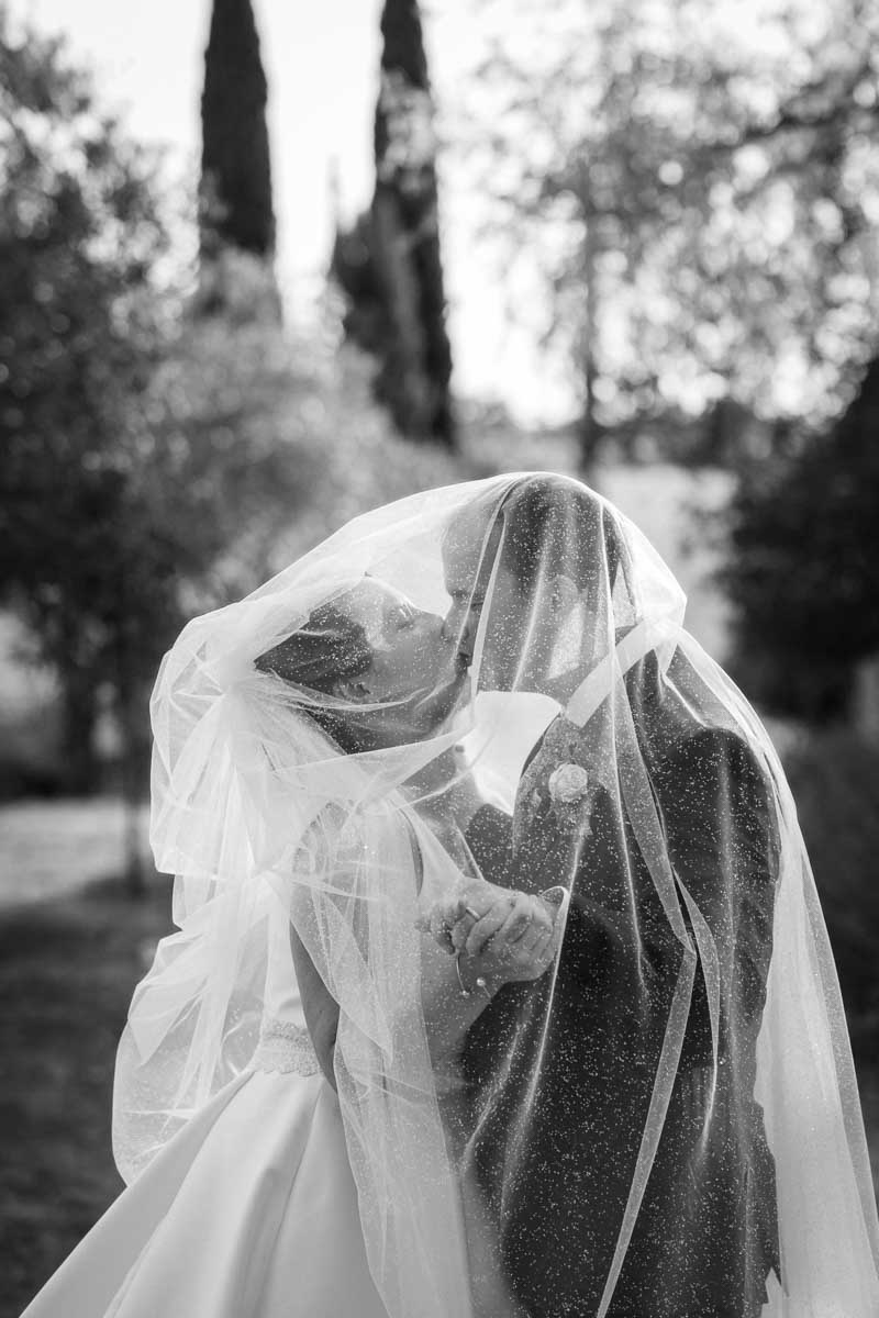 séance de photos de couple pendant leur mariage