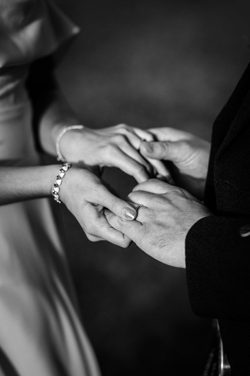 séance de photos de couple pendant leur mariage